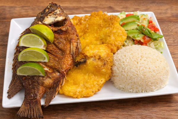 Pescado-Frito-con-Tostones
